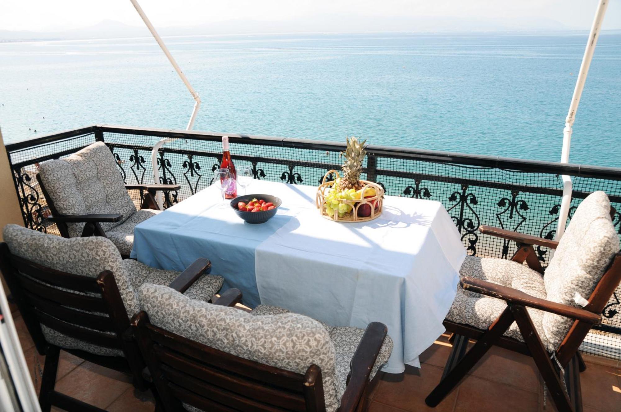 Amazing Condo By The Beach Loutráki Zewnętrze zdjęcie